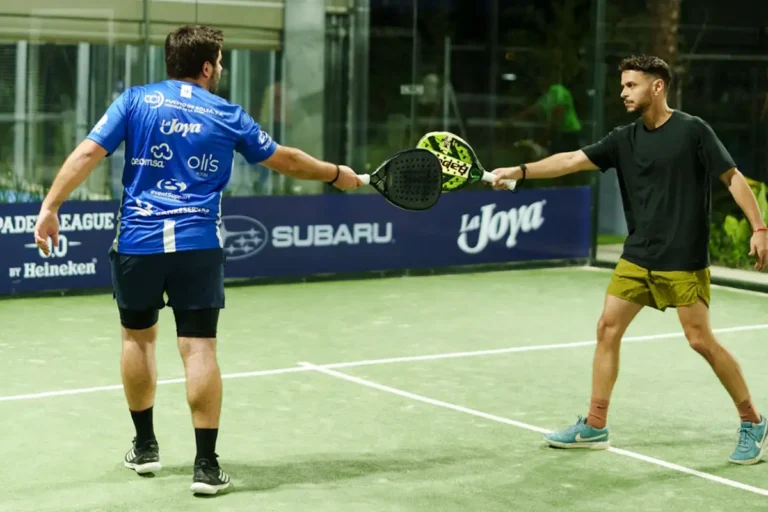Pareja de padelistas en la cuarta ronda del torneo de padel de Grupo Hernanca