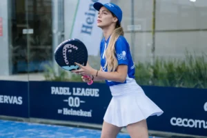 Jugadora en la tercera ronda de la fase regular del torneo de padel de Grupo Hernanca