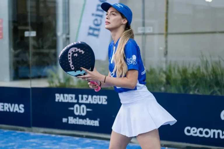 Jugadora en la tercera ronda de la fase regular del torneo de padel de Grupo Hernanca