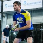 Padelista jugando en la 5ta ronda de la liga heineken de padel