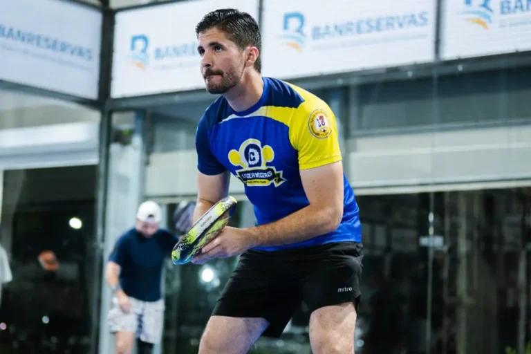 Padelista jugando en la 5ta ronda de la liga heineken de padel