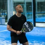 Dos padelistas jugando la sexta Ronda de la Padel League by Heineken 0.0 en el STI Racket Club de Santiago