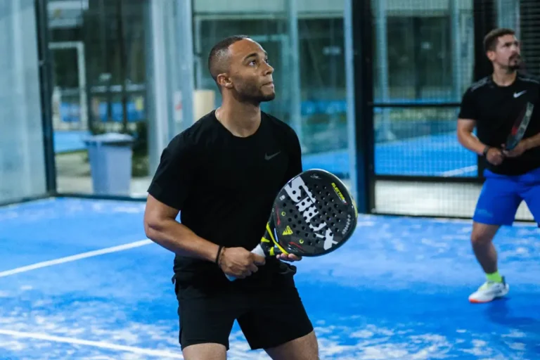 Dos padelistas jugando la sexta Ronda de la Padel League by Heineken 0.0 en el STI Racket Club de Santiago