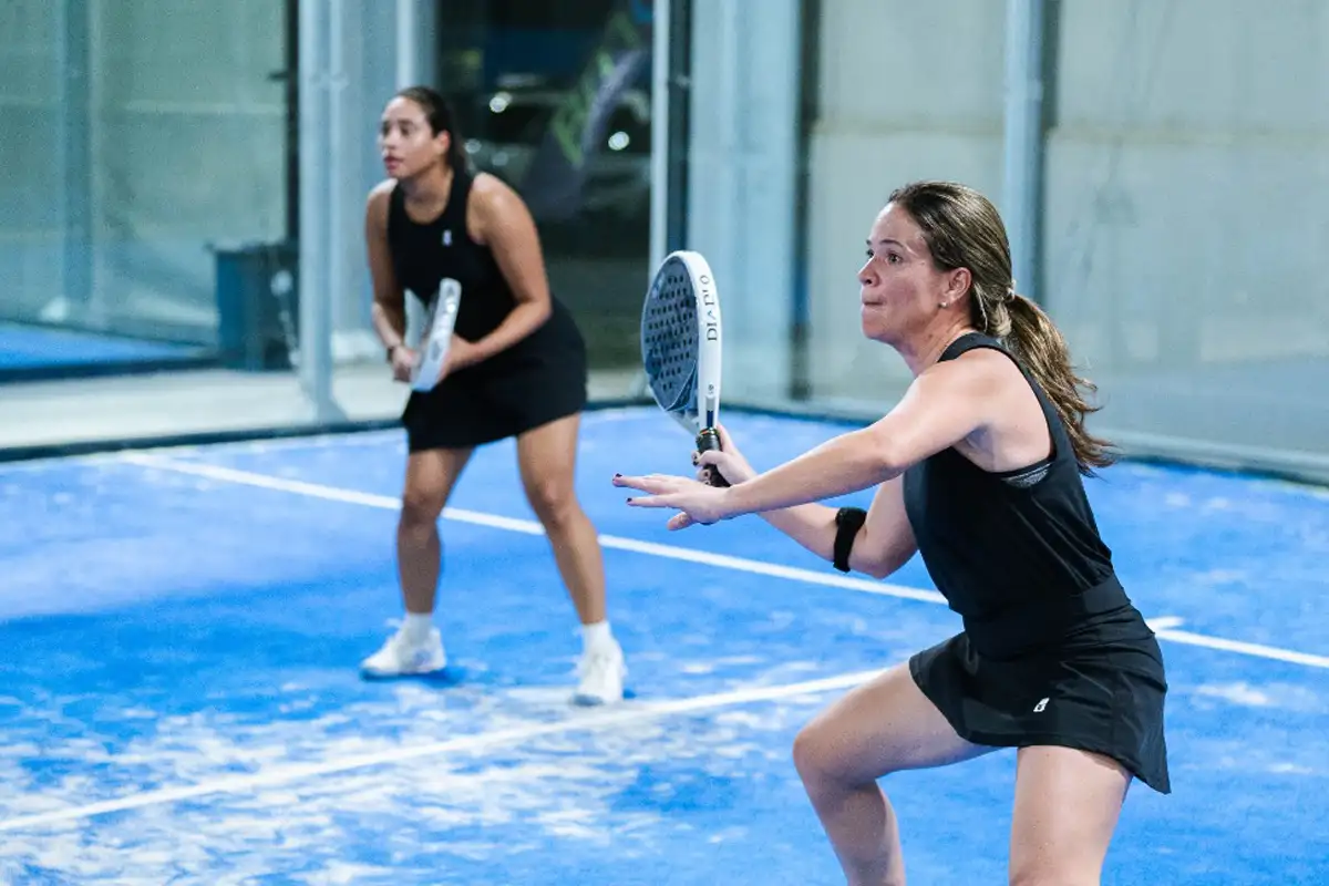 Amy Madera - Racheli Inoa seleccionadas como portada en el torneo de padel de Santiago de Los Caballeros