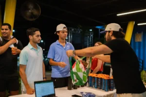 Diego Hernanadez, dueño de Grupo Hernanca, entregando kits a los jugadores de la PAdel League by Heineken.