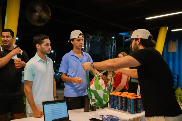 Diego Hernanadez, dueño de Grupo Hernanca, entregando kits a los jugadores de la PAdel League by Heineken.
